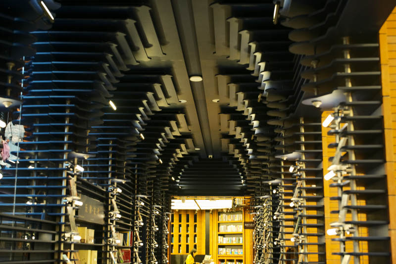 天津钟书阁—现代图书馆的拱形书架图片