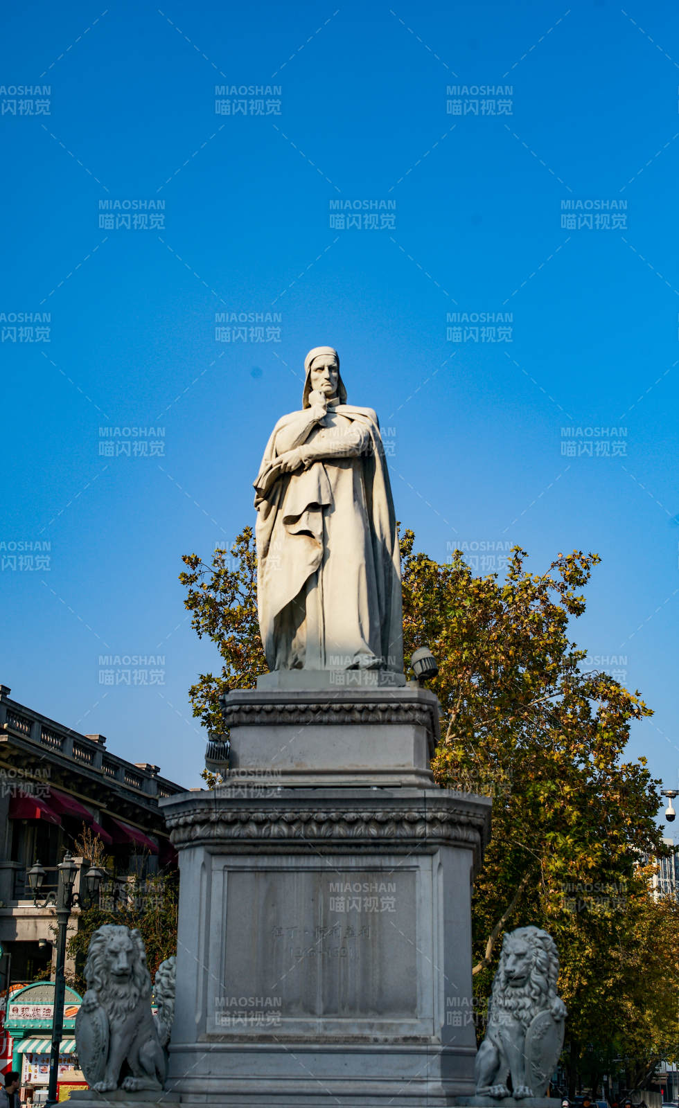 天津意式风情园—雕像矗立蓝天之下图片