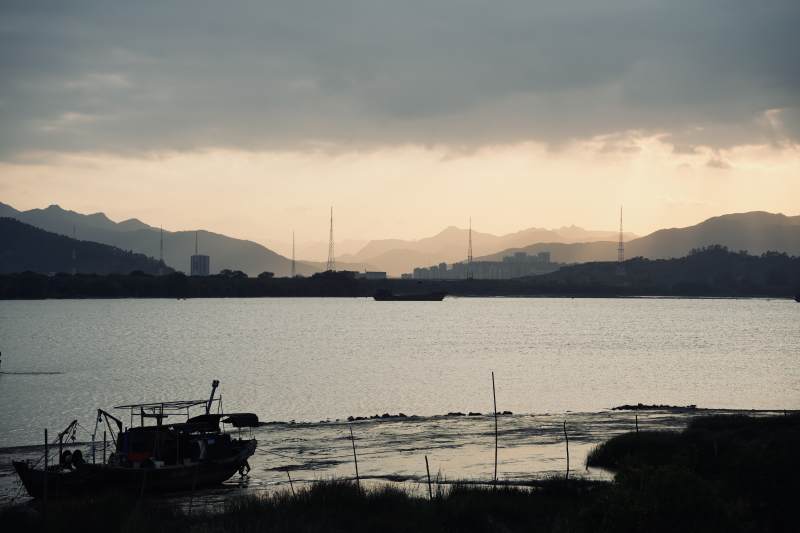 乌龙讲畔黄昏渔舟静图片