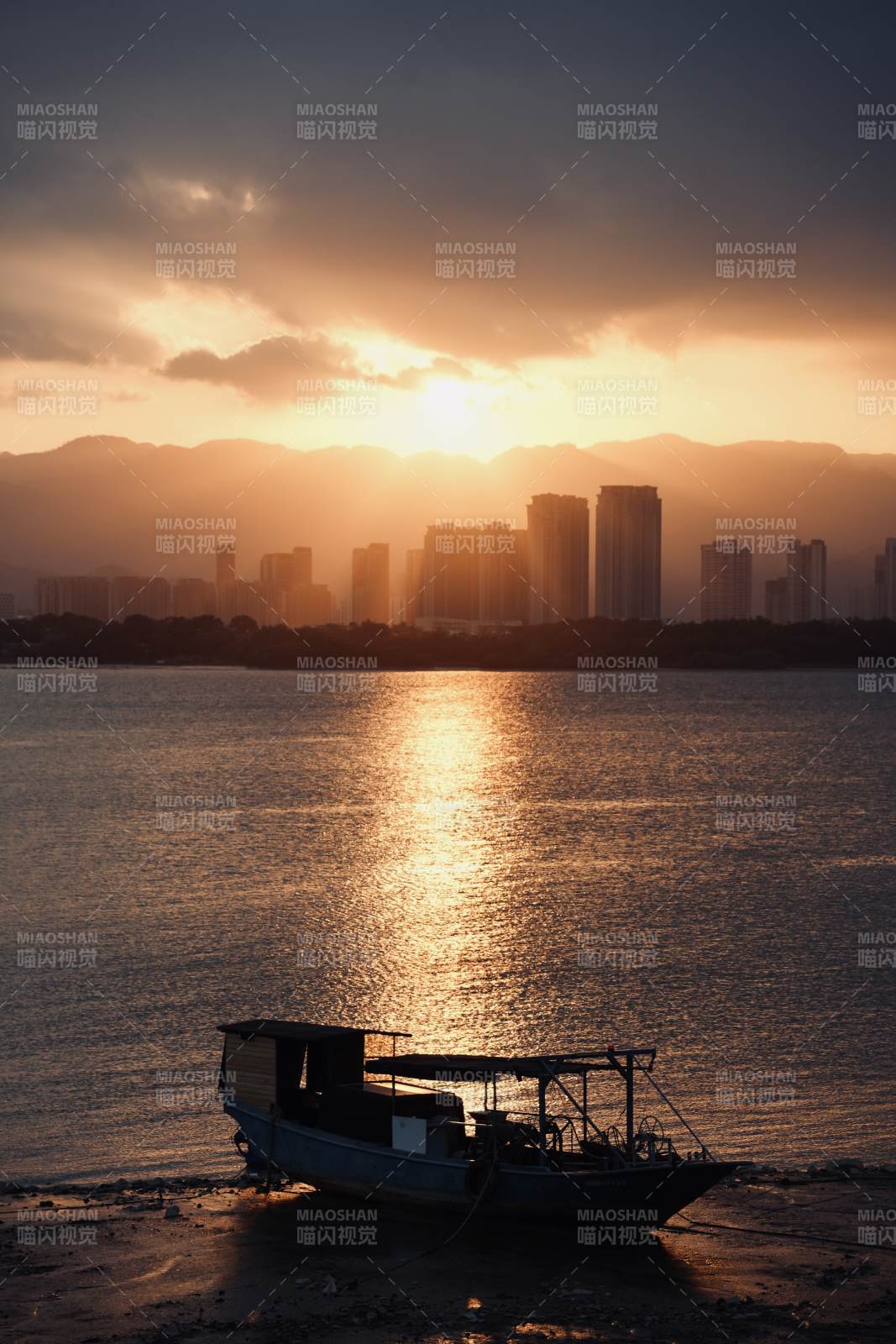 乌龙江畔暮色中的城市剪影图片