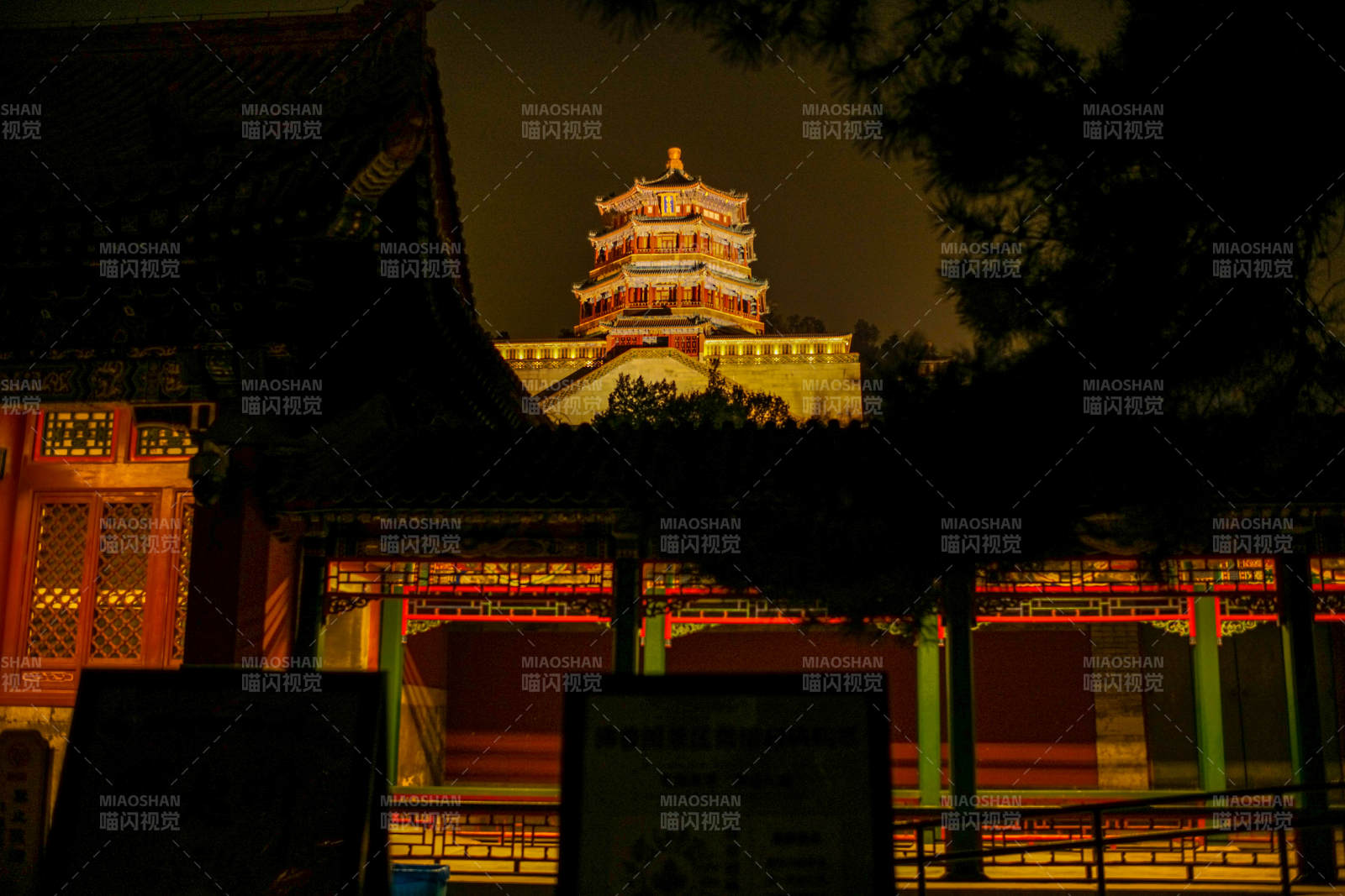 颐和园佛香阁—夜色中的古塔美景图片