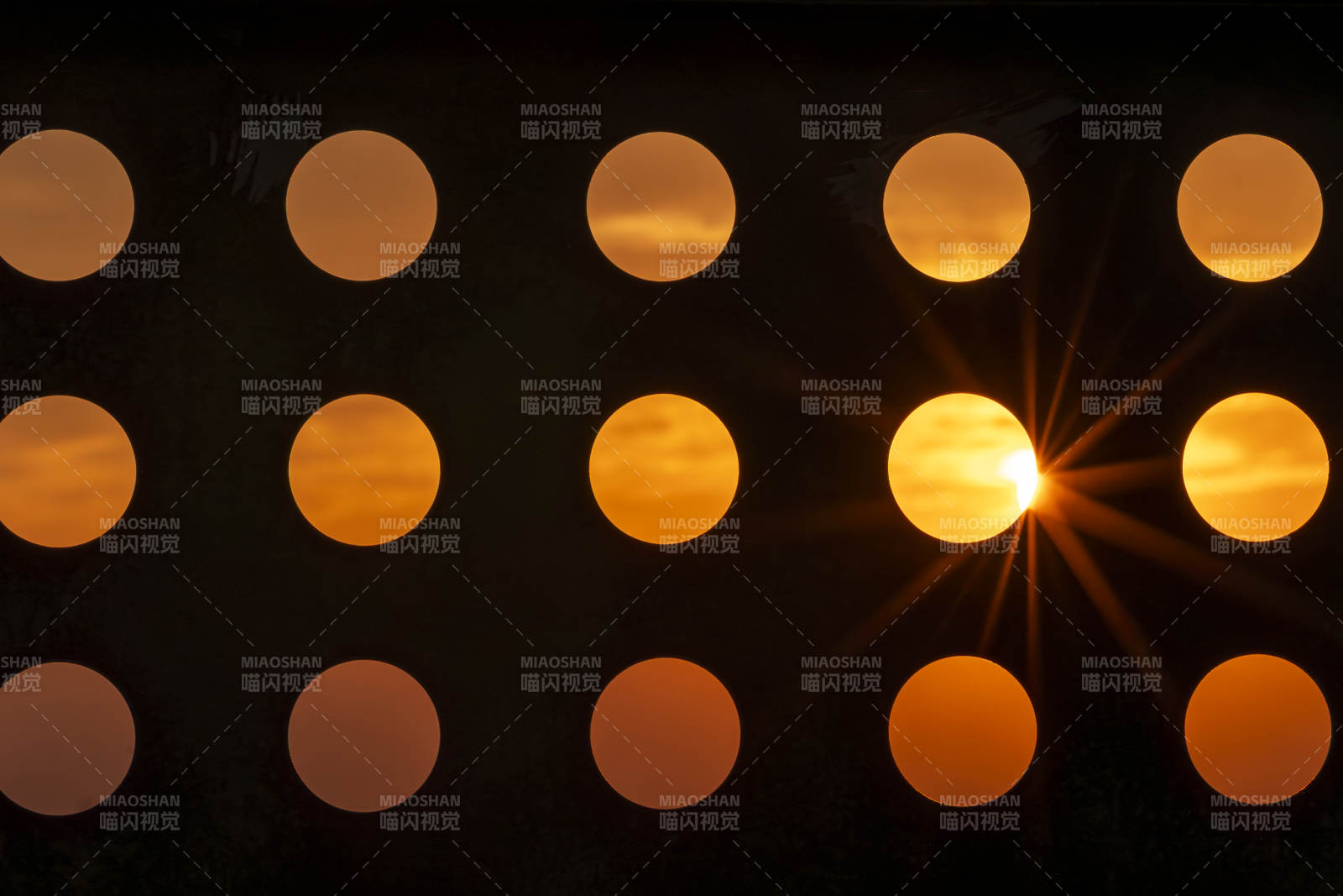 夕阳透过圆孔图片