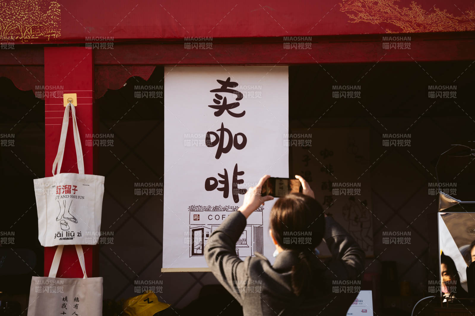 卖咖啡摊前拍照图片