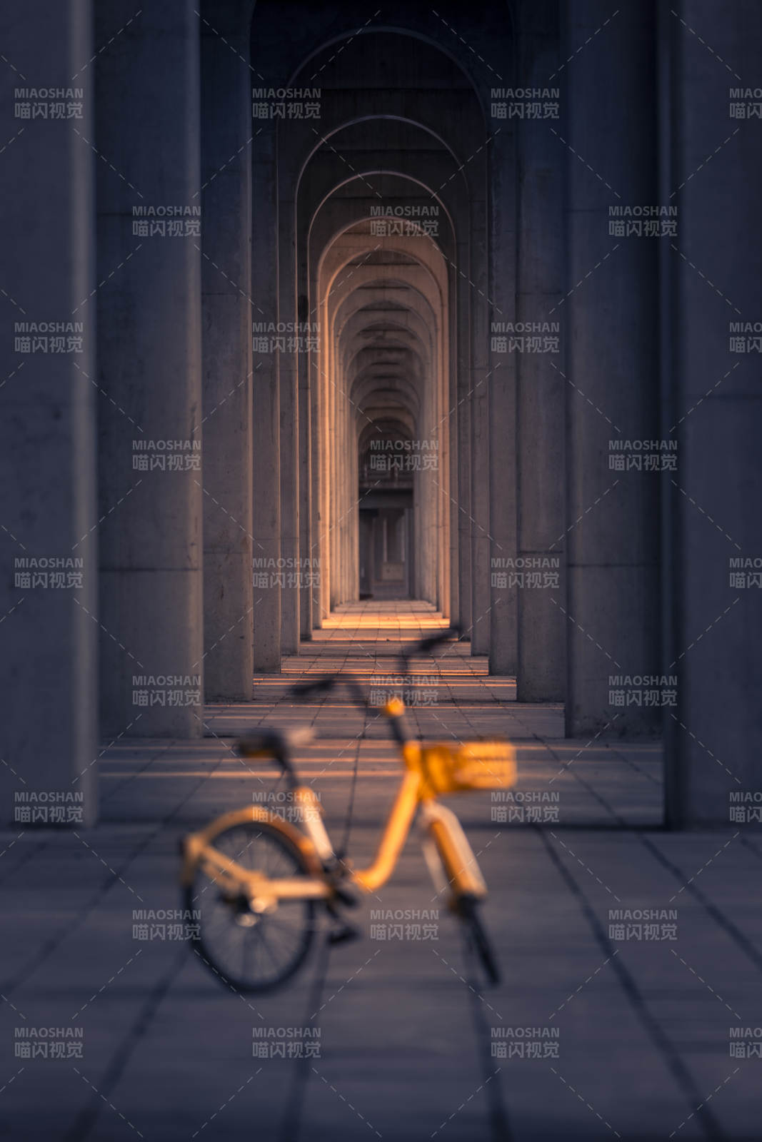 拱廊深处的单车图片