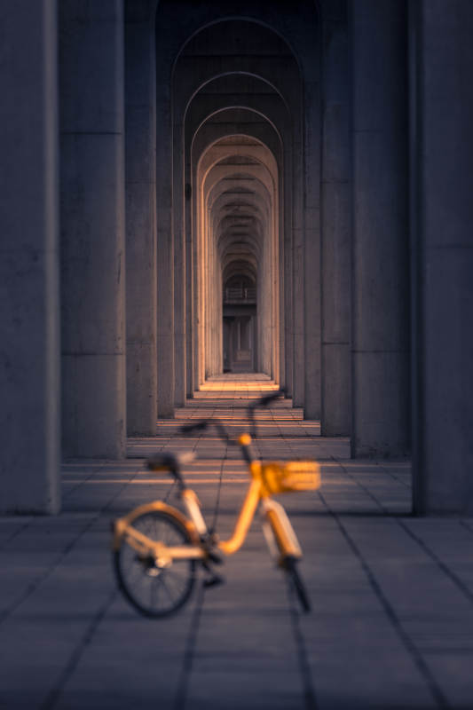 拱廊深处的单车图片