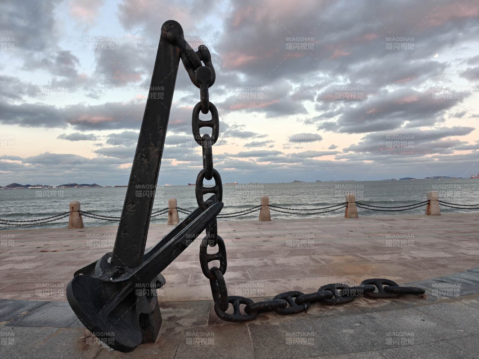 烟台滨海广场船锚雕塑图片