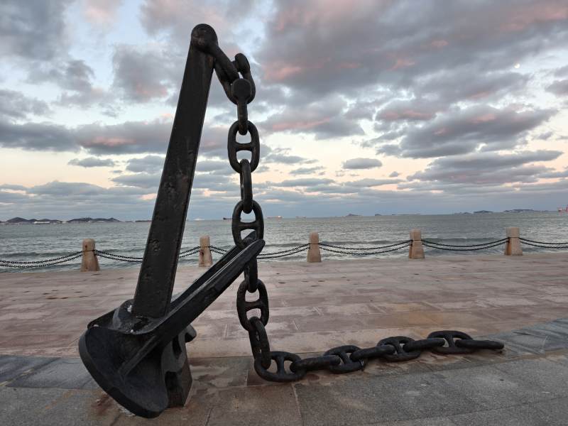 烟台滨海广场船锚雕塑图片