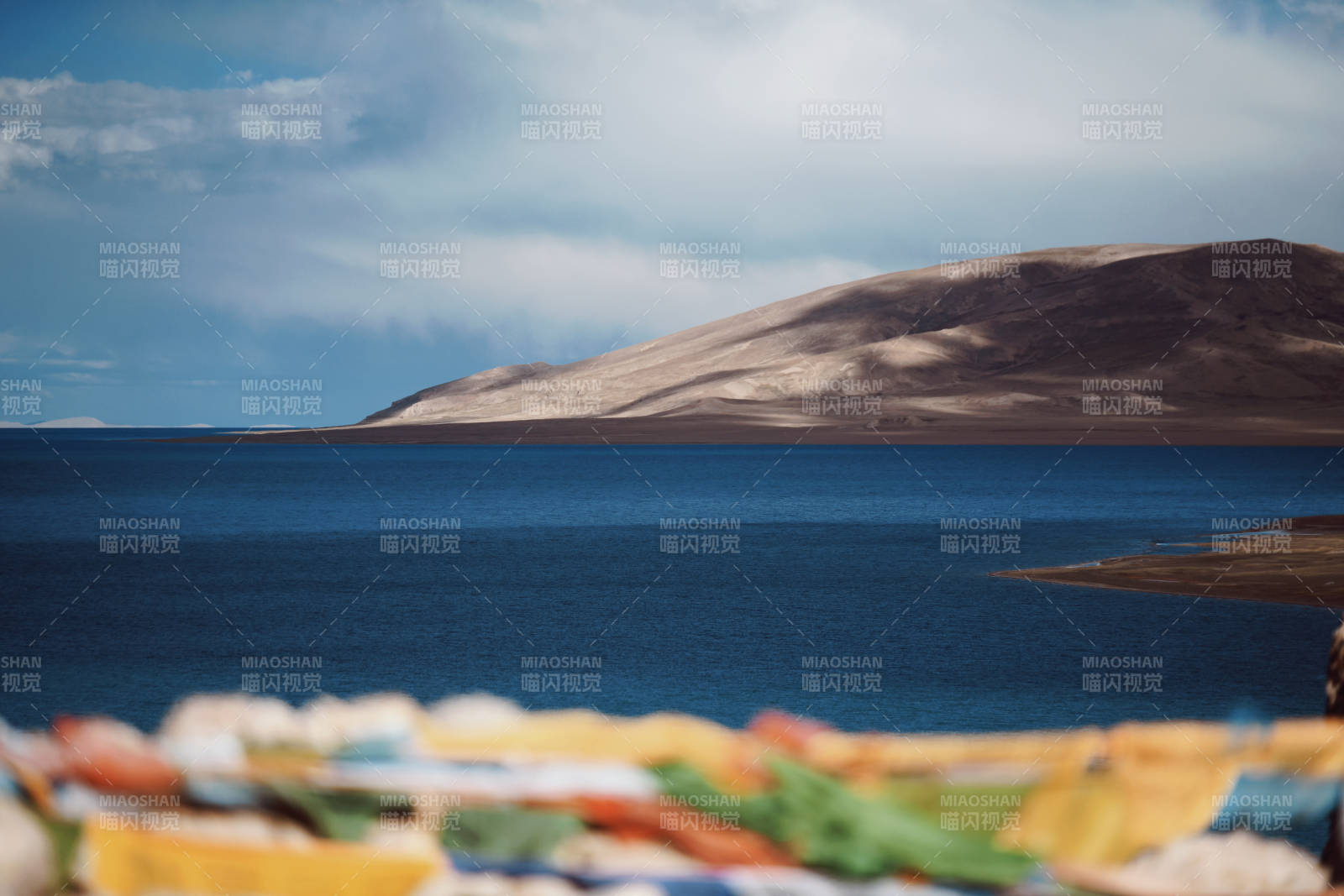 西藏湖光山色 彩旗飘扬图片