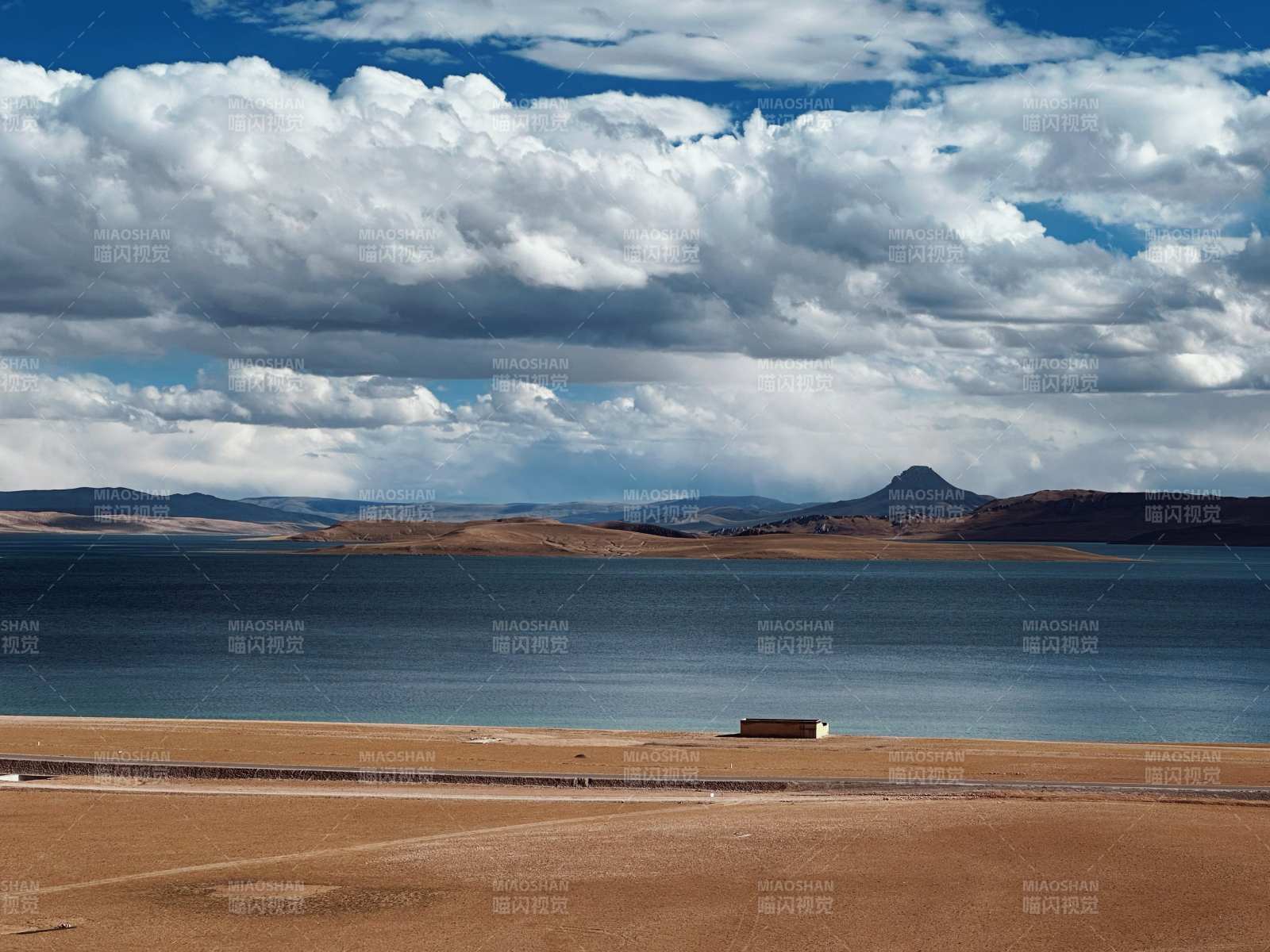 西藏湖畔云影山色图片