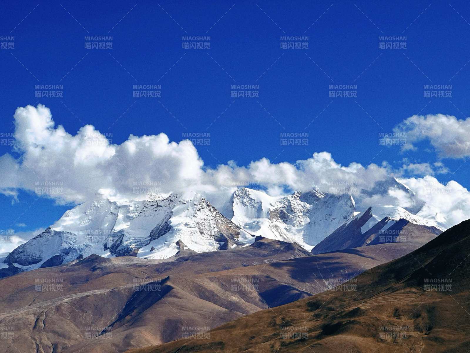 西藏雪山巍峨 蓝天白云图片