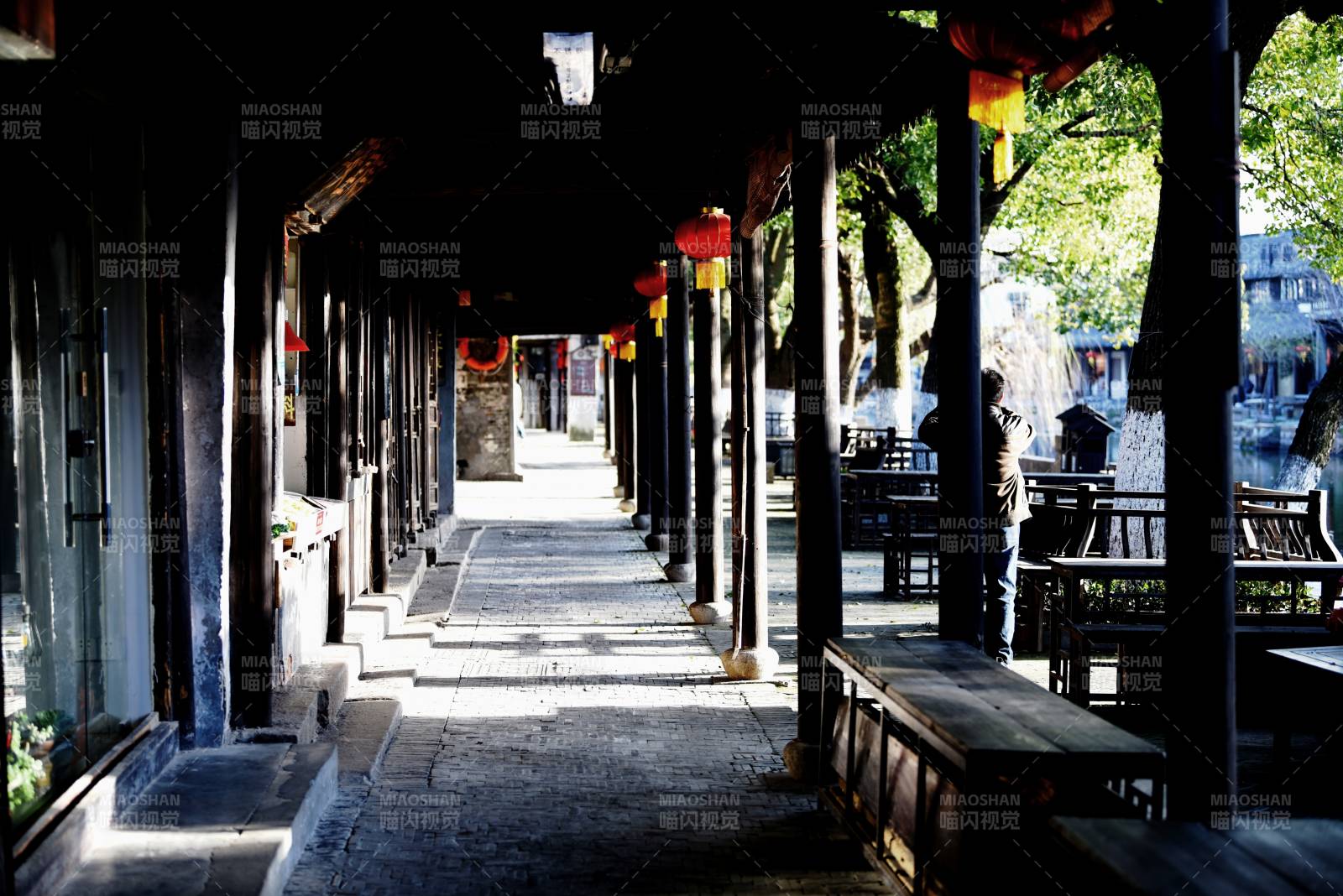 古巷长廊光影交错图片