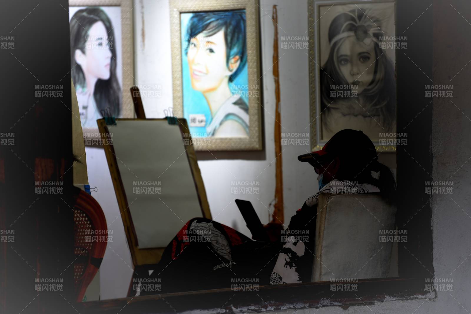 画室里的专注时光图片