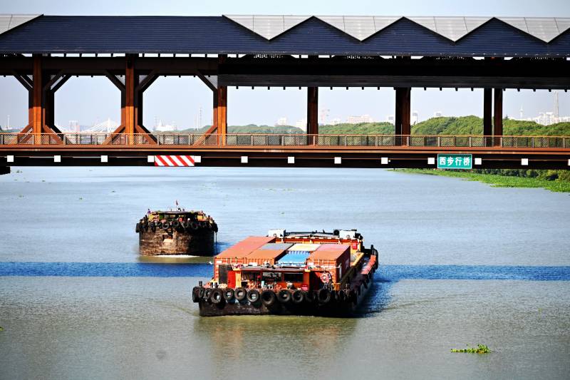 运河上的驳船运输图片