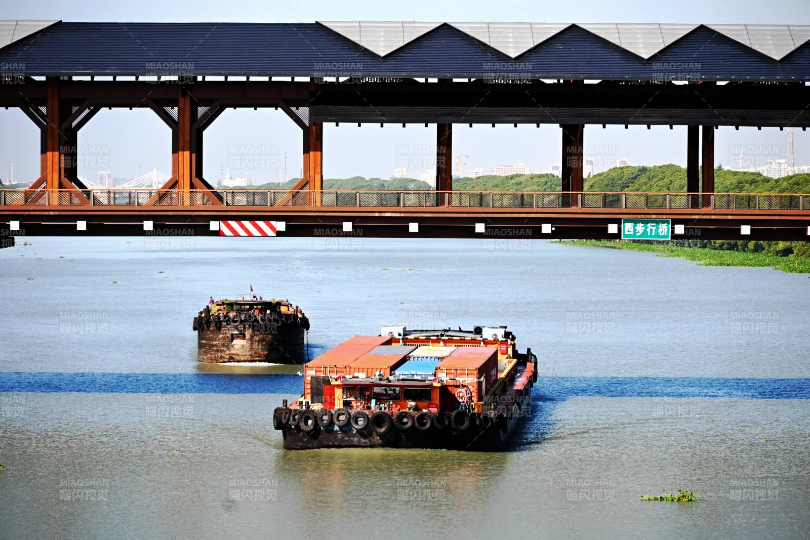 运河上的驳船运输图片