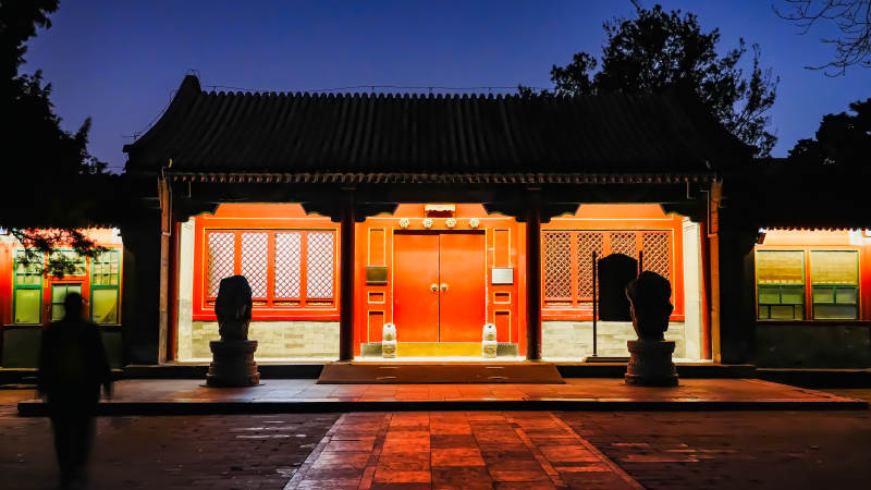 颐和园夜色中的古建筑图片