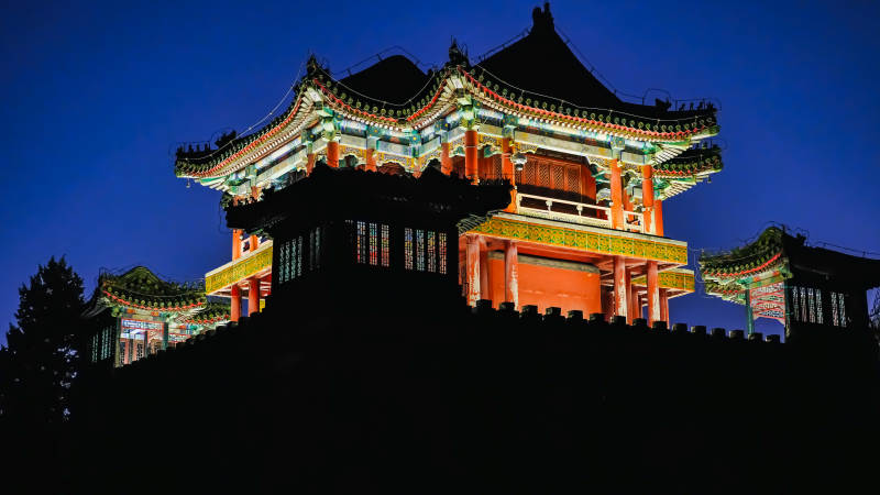 颐和园夜色中的古塔楼图片