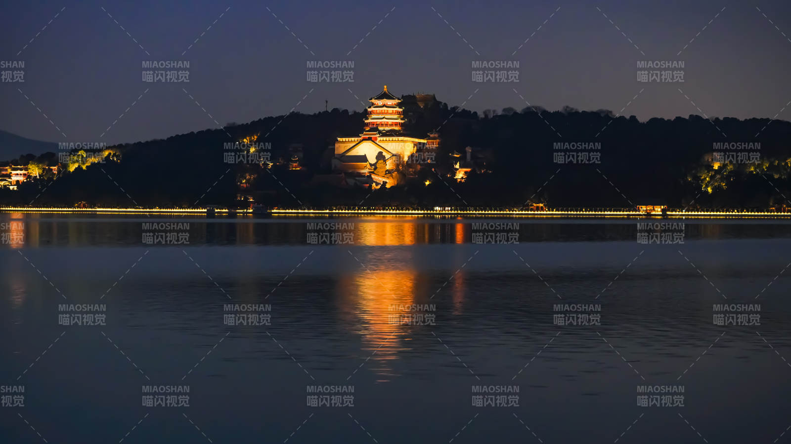 颐和园夜湖映塔影图片
