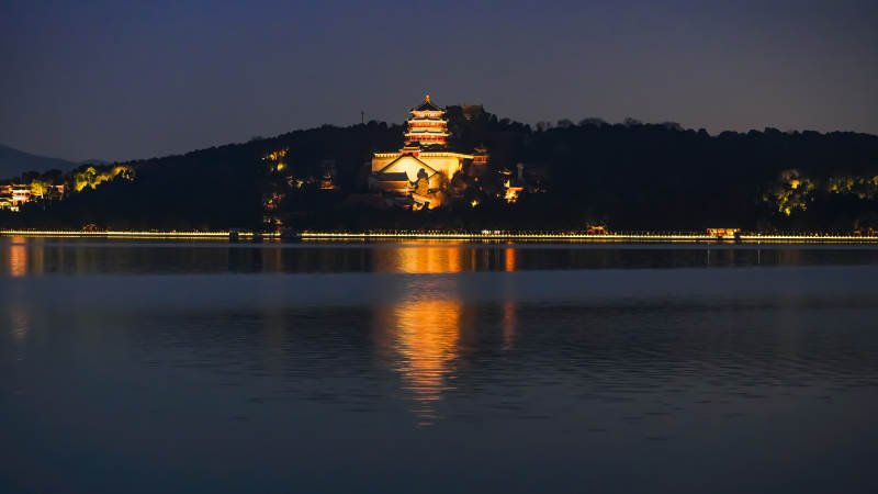 颐和园夜湖映塔影图片