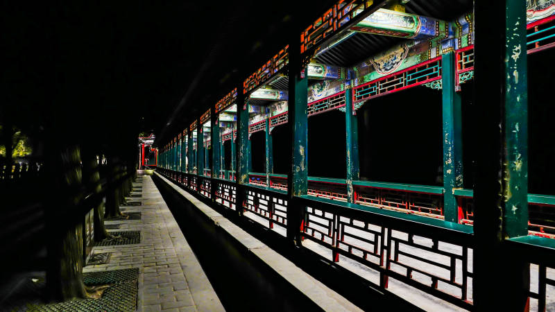 颐和园夜色中的古风长廊图片