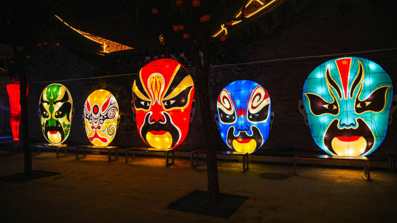 廊坊胜芳古镇王家大院彩灯脸谱夜景图片