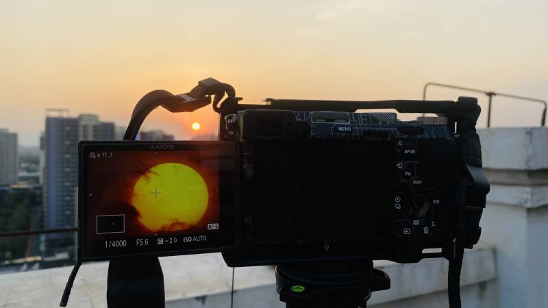 夕阳下的摄影瞬间图片