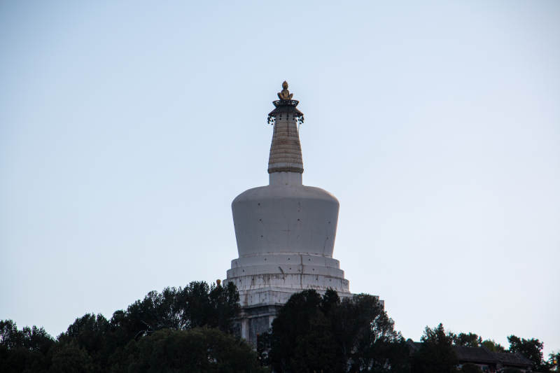 白塔巍然耸立图片