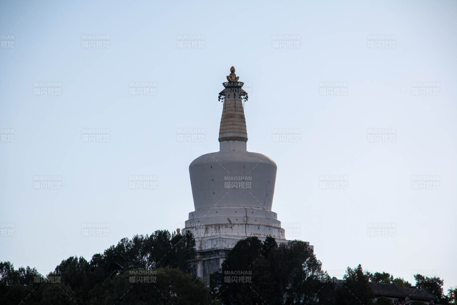 白塔巍然耸立图片