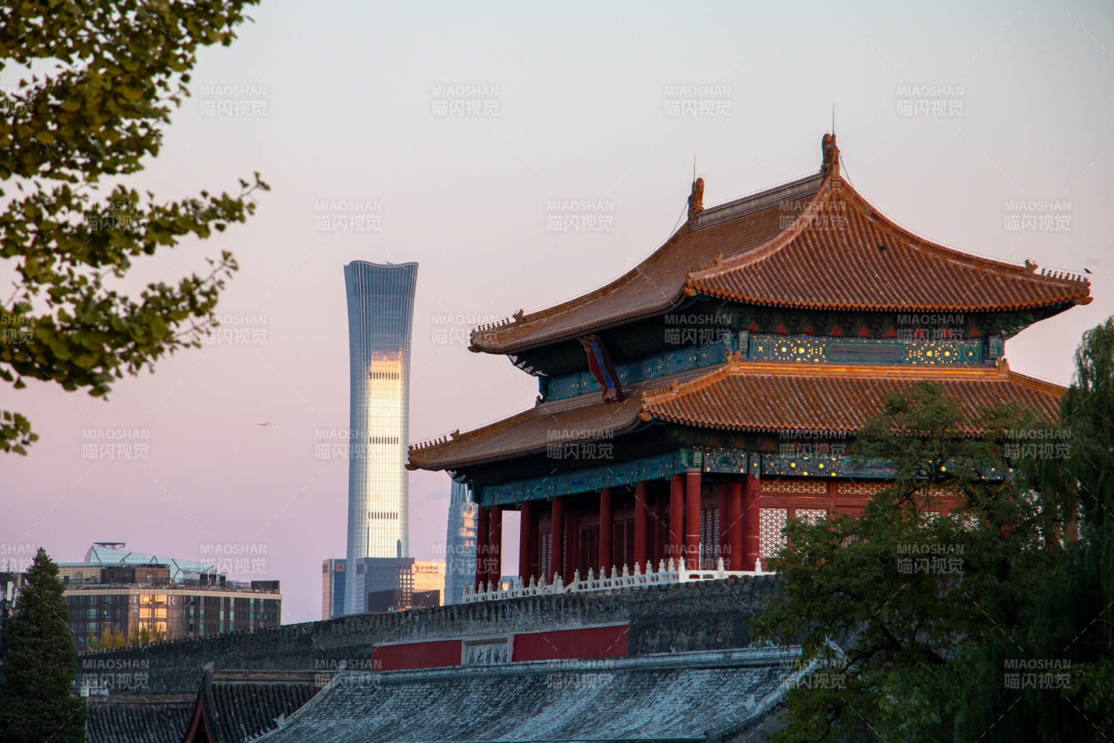 北京故宫古建筑与中国尊现代塔楼图片