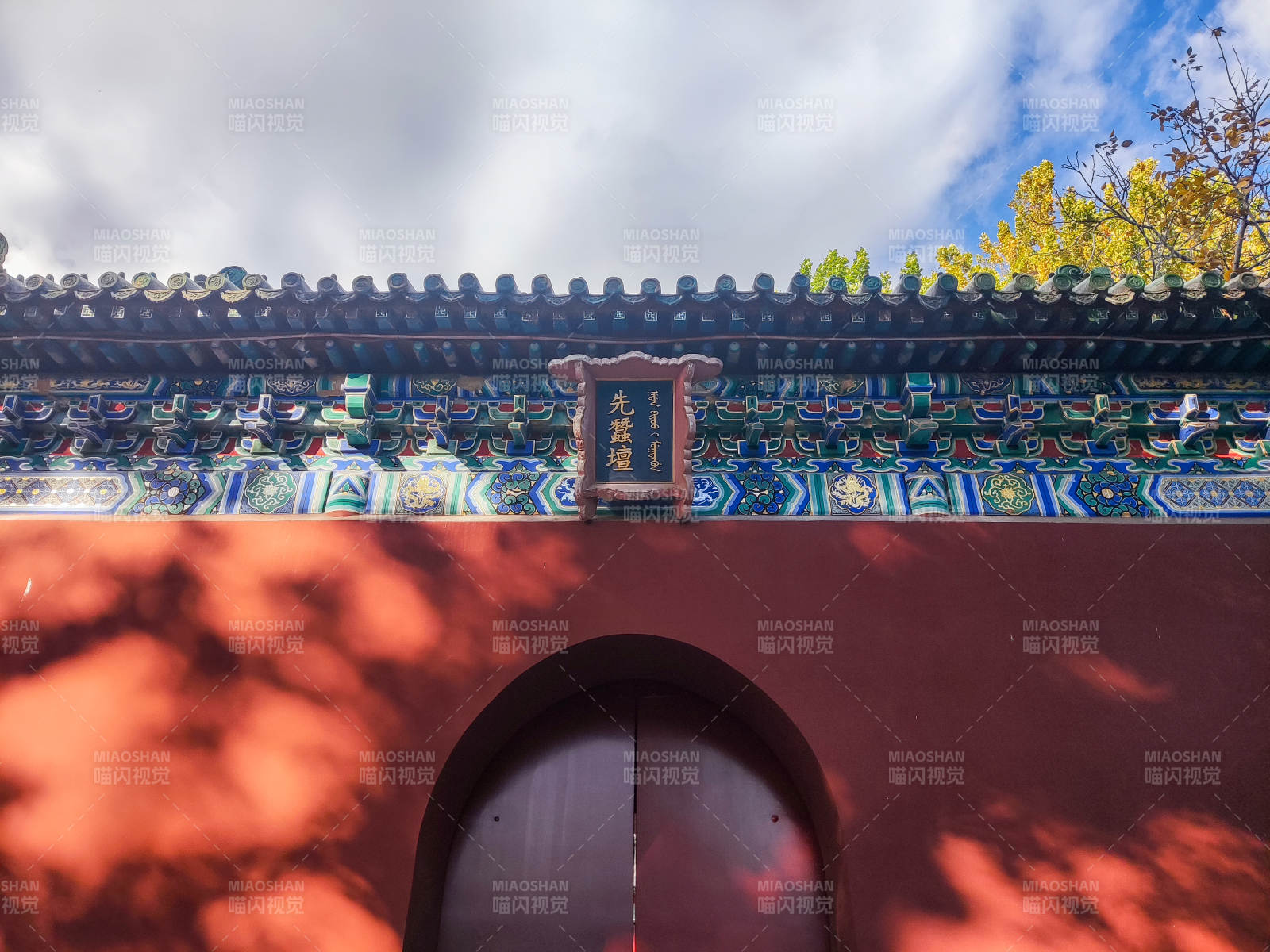 北京北海公园古建筑门楼秋景图片