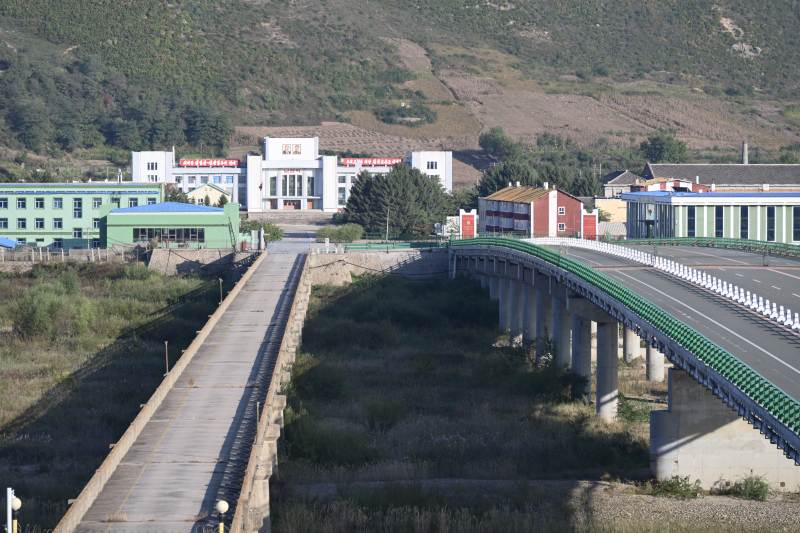 延边桥梁连接厂区图片