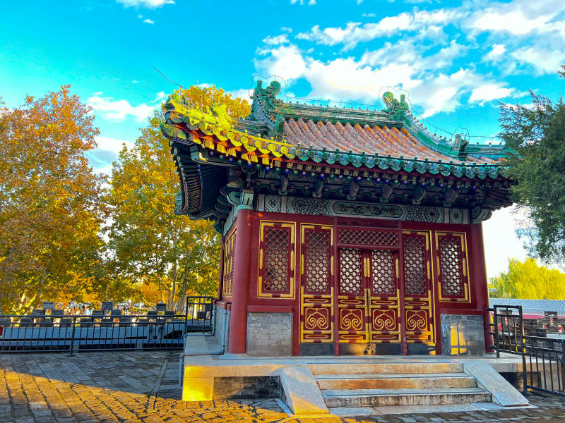 北京北海公园团城古色古香的亭台图片