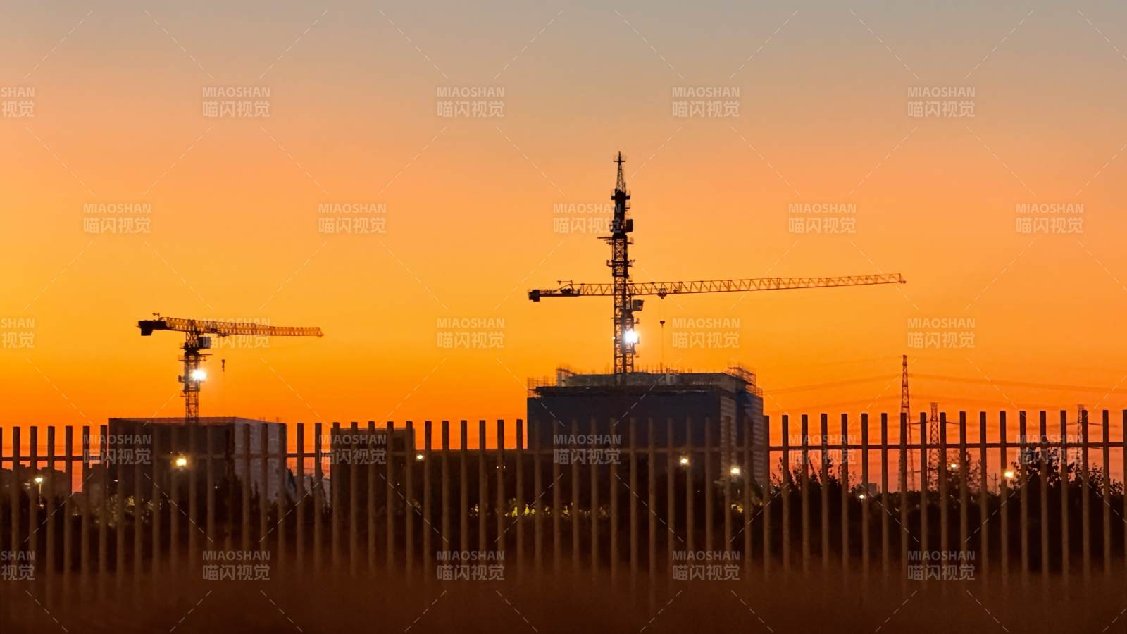 夕阳下的建筑工地图片