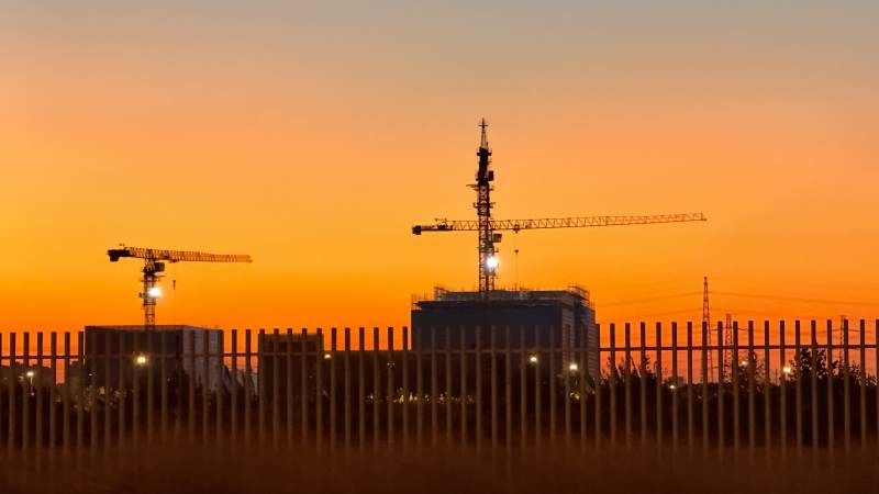 夕阳下的建筑工地图片