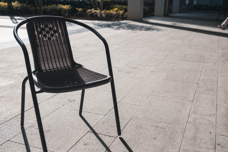 空椅静候阳光图片