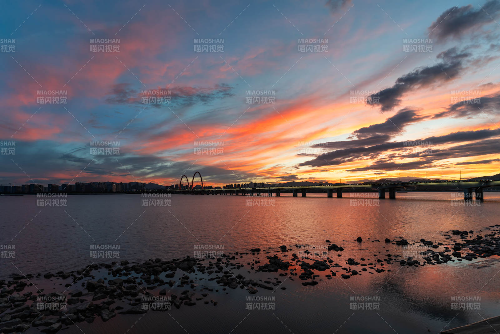 夕阳下的杭州之江大桥火烧云美景图片