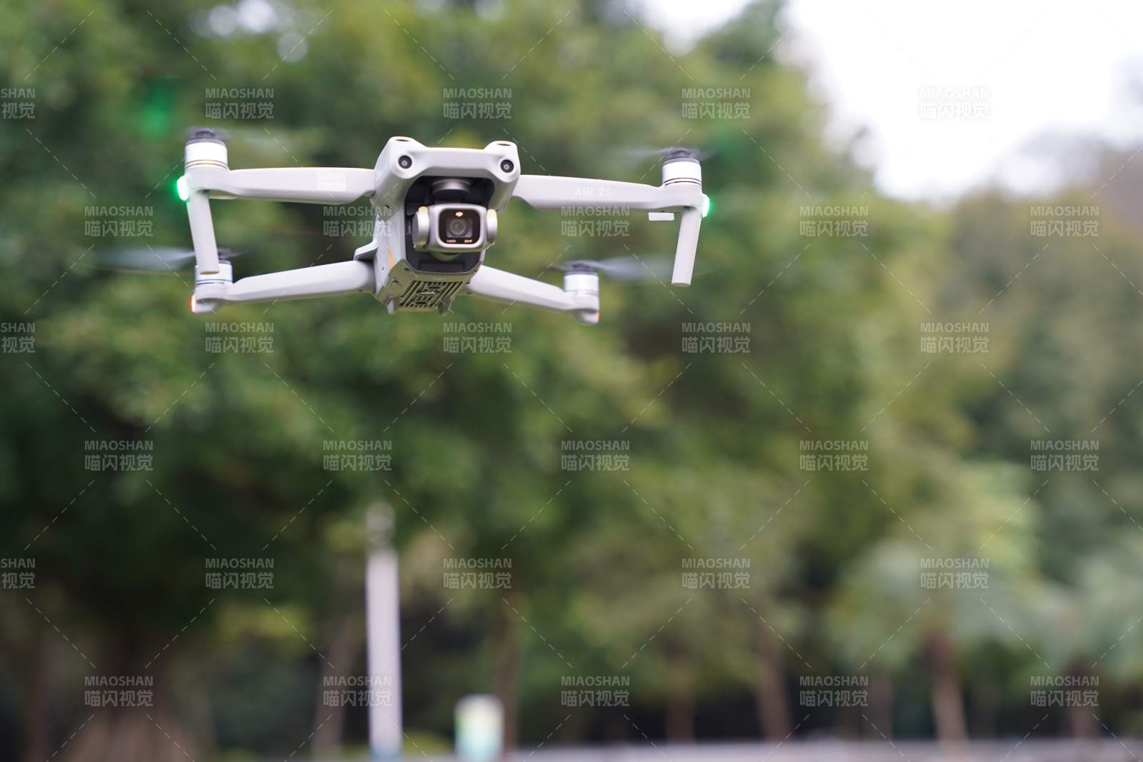 无人机空中飞行图片