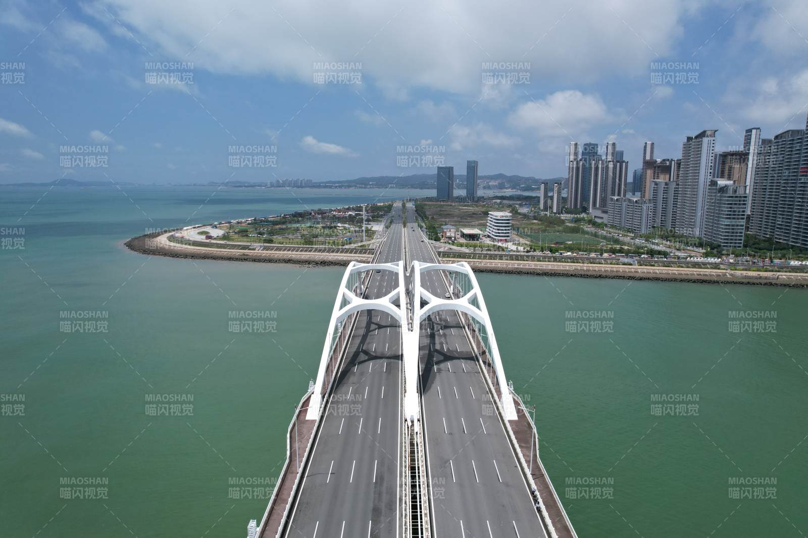 跨海大桥通向城市图片