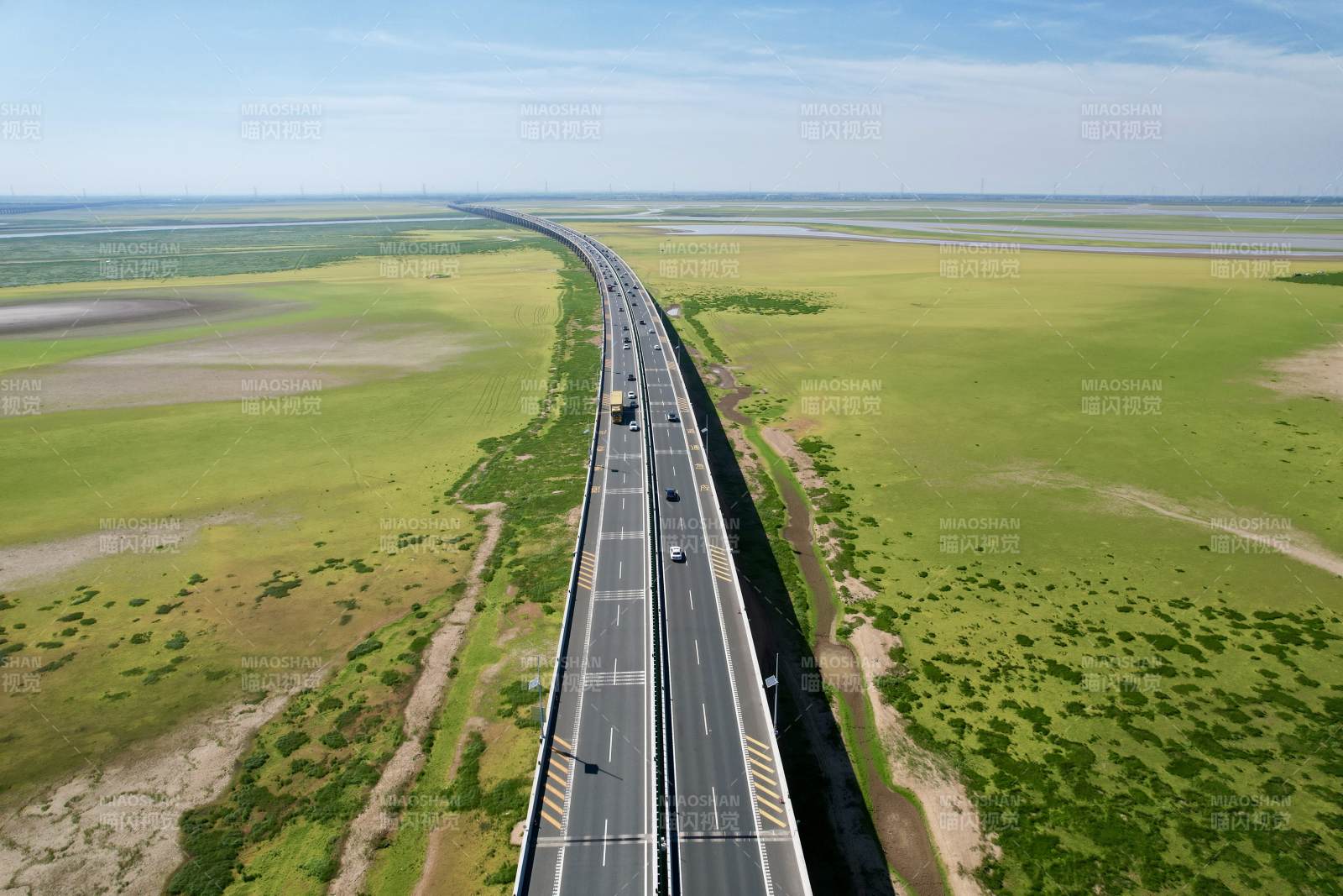 公路穿越草原图片