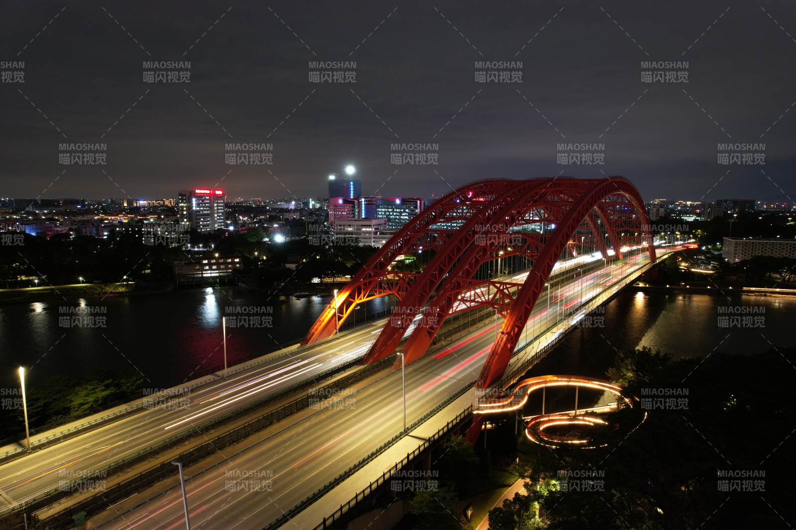 夜色中的红色拱桥图片