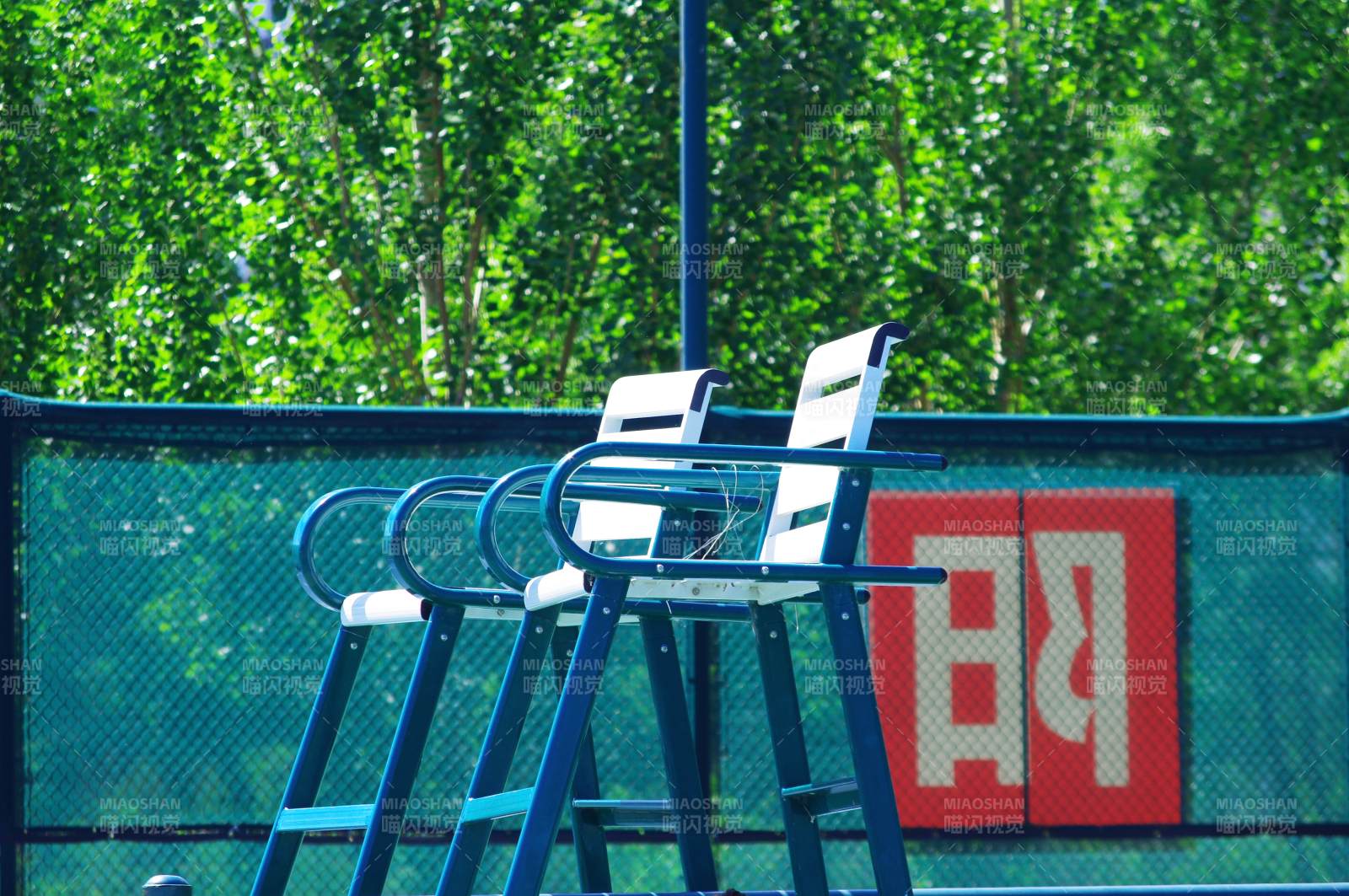 网球场边的裁判椅图片