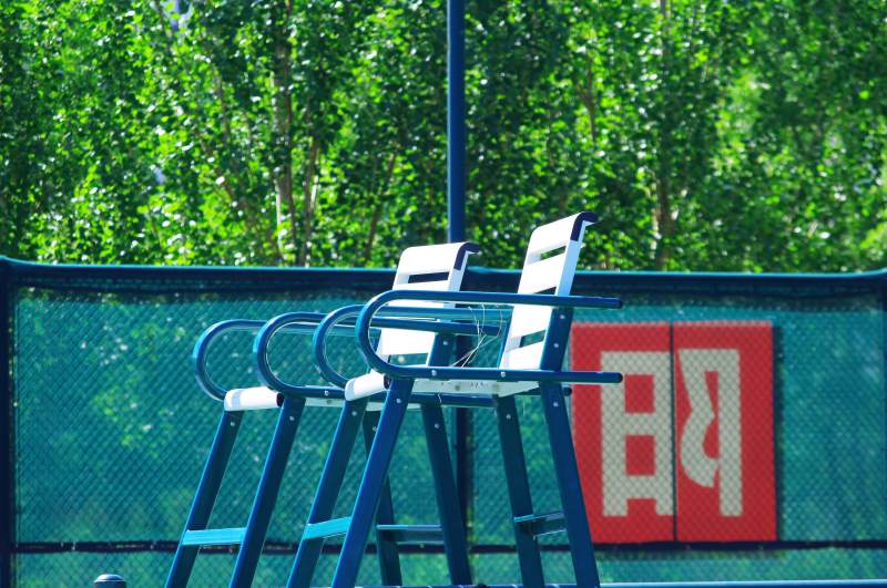 网球场边的裁判椅图片