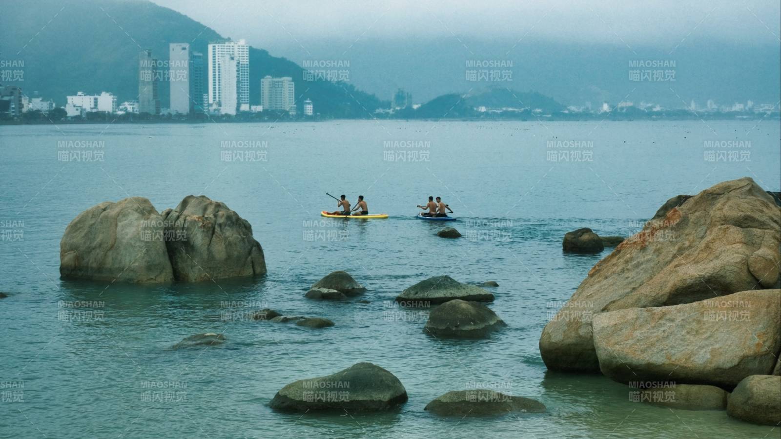 芽庄湖上划艇赏景图片