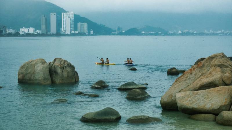 芽庄湖上划艇赏景图片