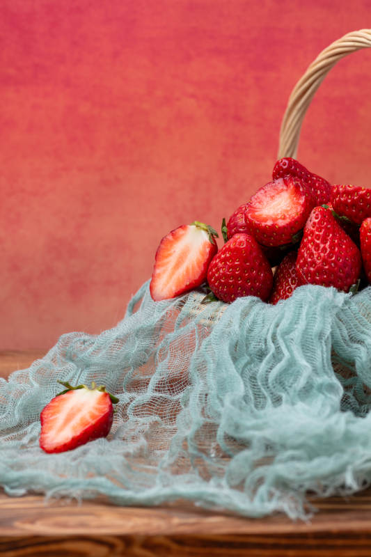 草莓篮中溢香甜图片