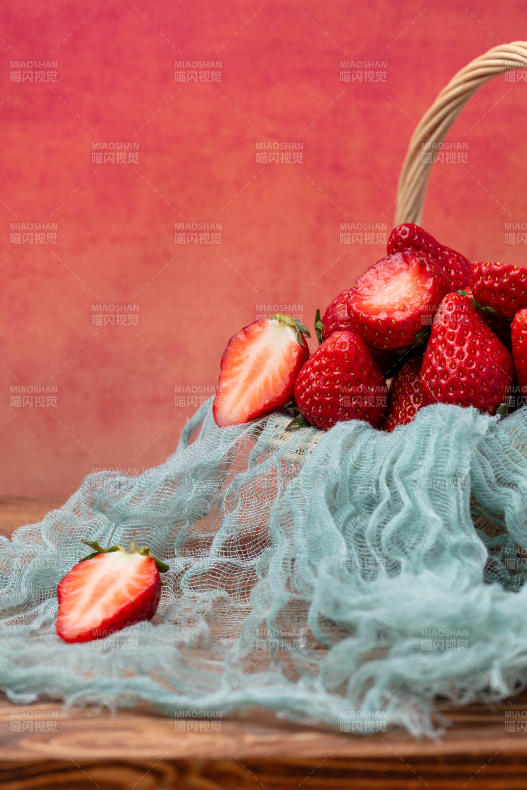 草莓篮中溢香甜图片