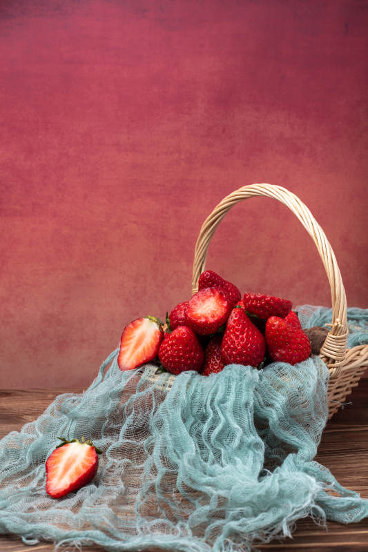 草莓篮子静物图片