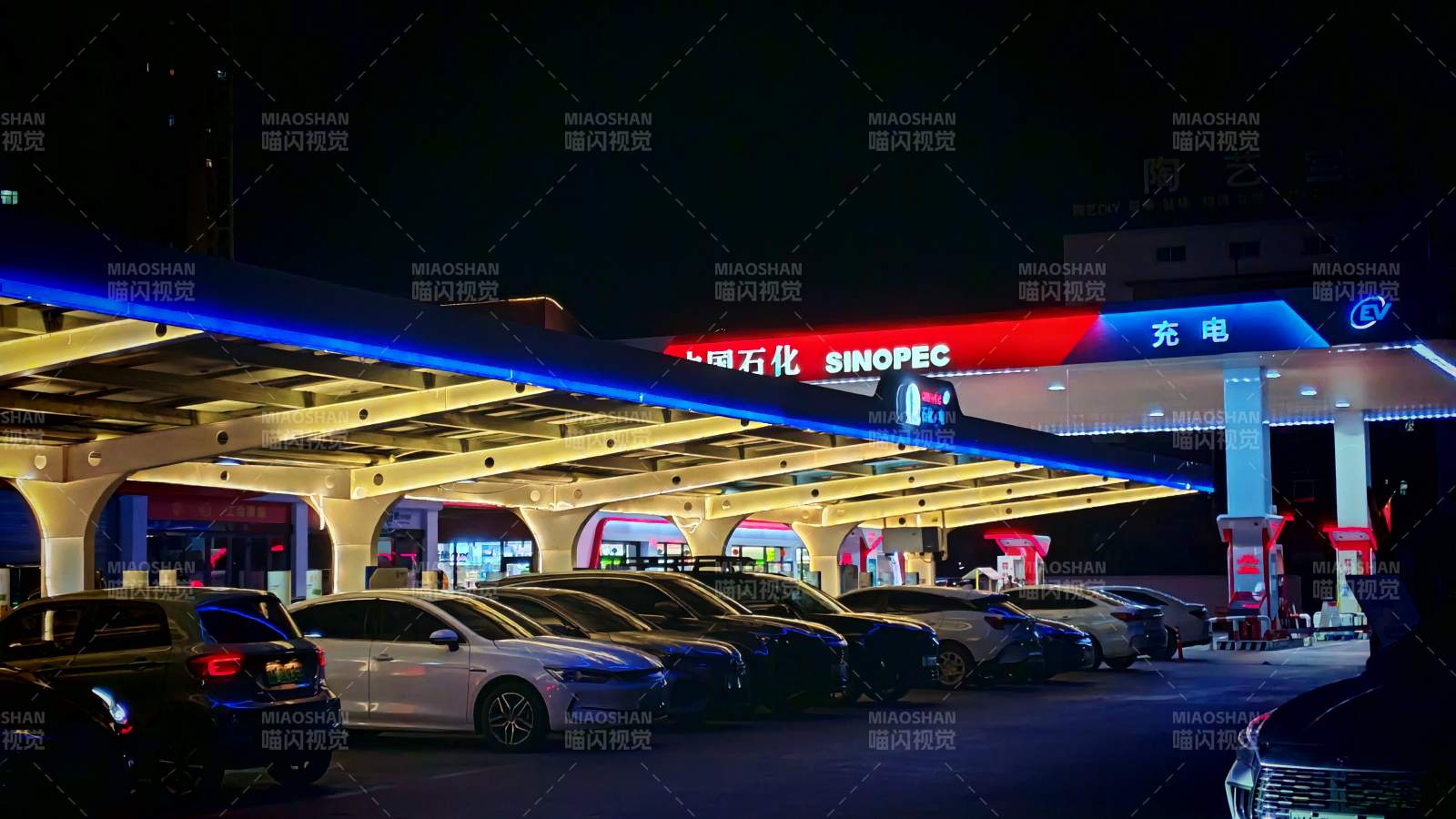 夜晚加油站灯火通明图片