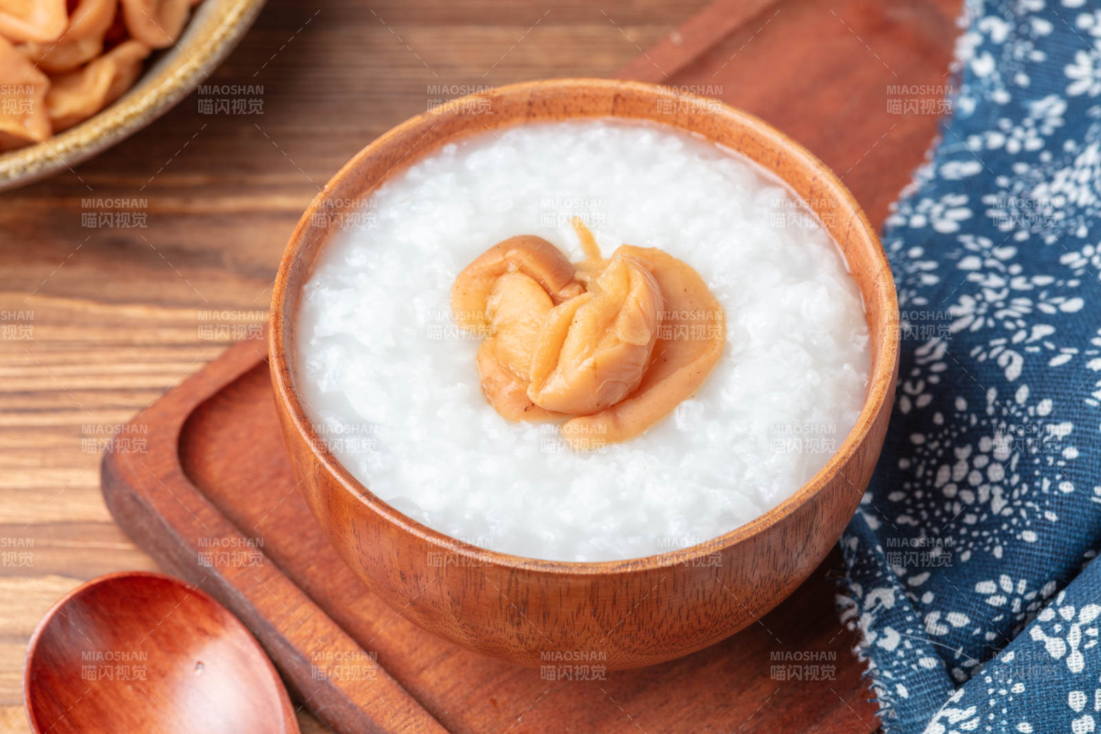 木碗白粥配萝卜干图片