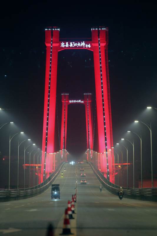 夜幕下的忠县长江大桥图片