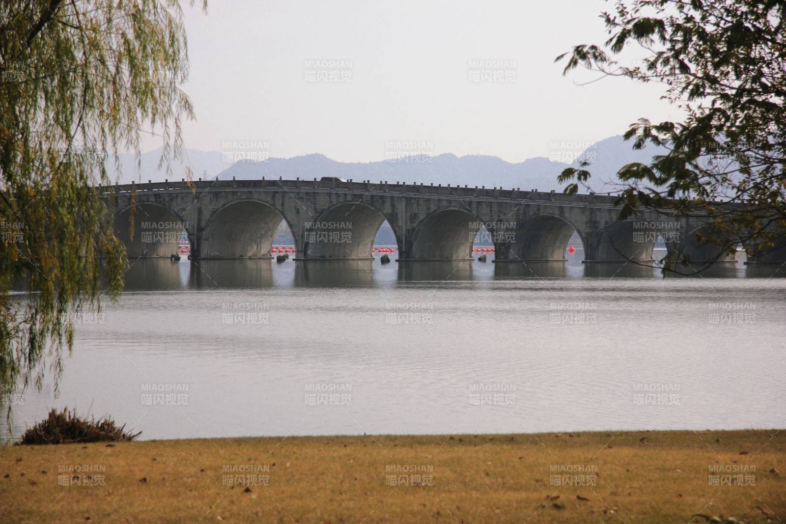 湖上长桥映山影 湘湖图片